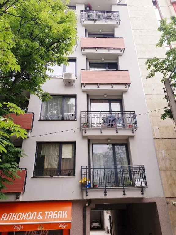 Bright and Newly Refurbished Apartment Near Center