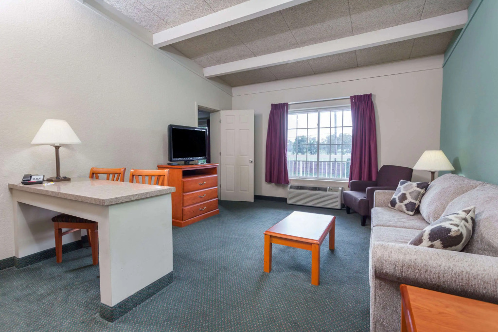 Days Inn & Suites by Wyndham Lexington