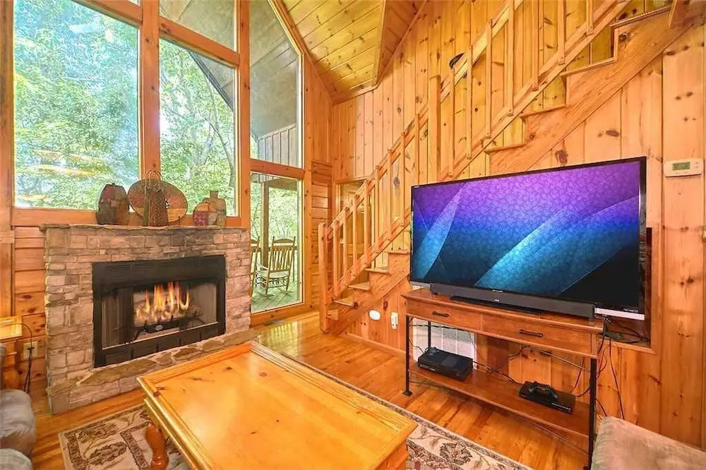 Good Times 3 Bedroom Home with Hot Tub