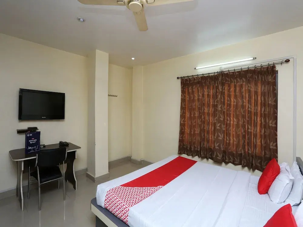 OYO 13288 Hotel Rajashree Inn