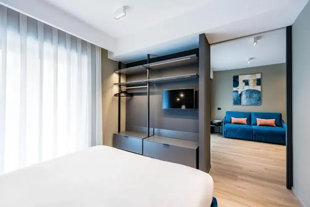 MH SUITES Plebiscito