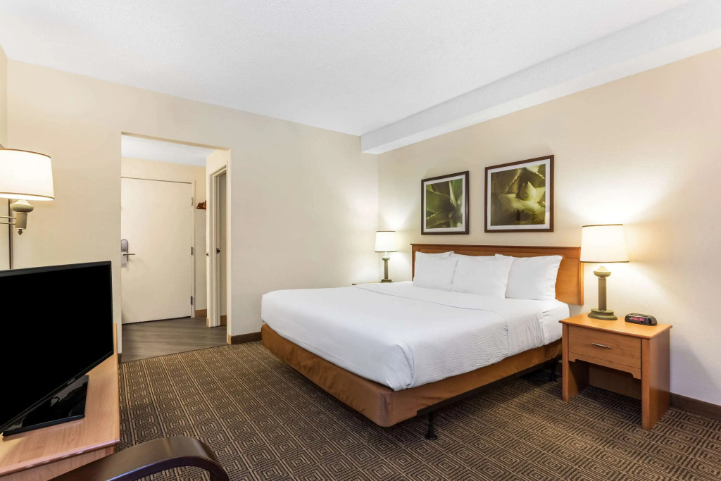 Отель Baymont by Wyndham Orlando South