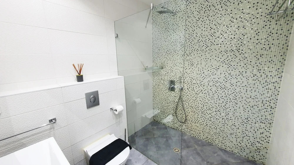 Design Apt Parking Included 2BDR TL16