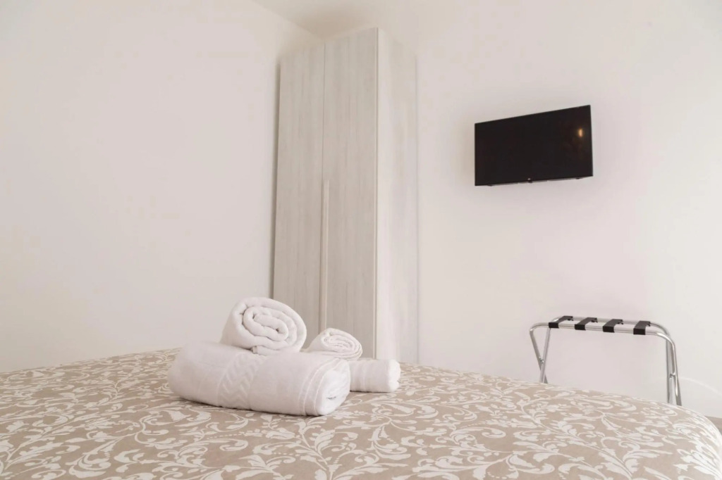 6 persons, 1 bathroom, suitable for families, central location, private balcony-Casa Martina by Home080