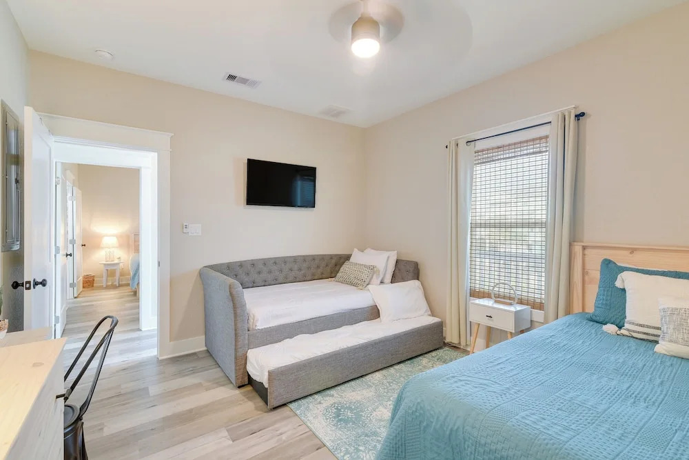 Galveston Home w/ Pool Access, Walk to Beaches!