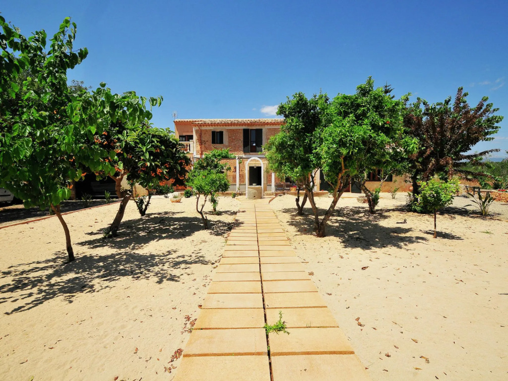 Large rustic country house for 12 people with garden and pool