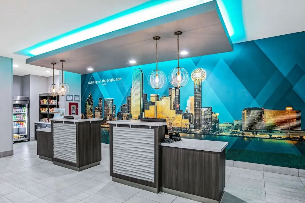 La Quinta Inn & Suites by Wyndham DFW Airport West-Glade