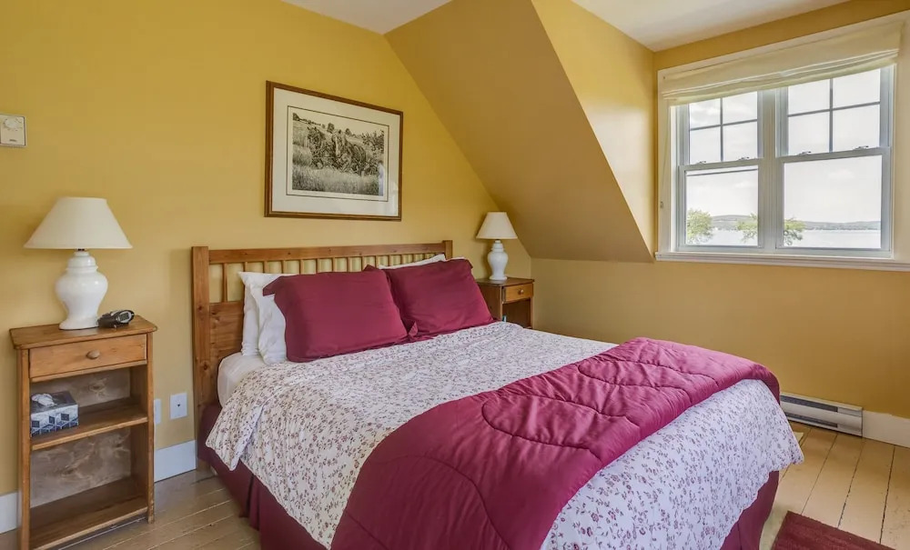 North House - Lovely Lac-Brome 3 Bedroom Lakefront Cottage