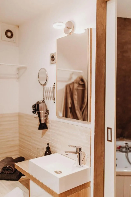 Chambre avec jacuzzi ou Chalets dans les bois