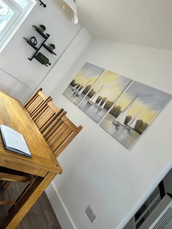 House - Sleeps 6, Pet Friendly & Courtyard
