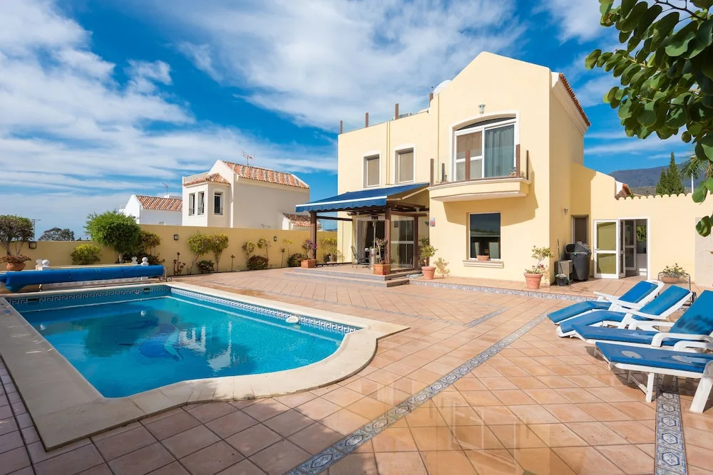 VILLA ALMENDRO! Bbq, HEATED Private Swimming Pool !