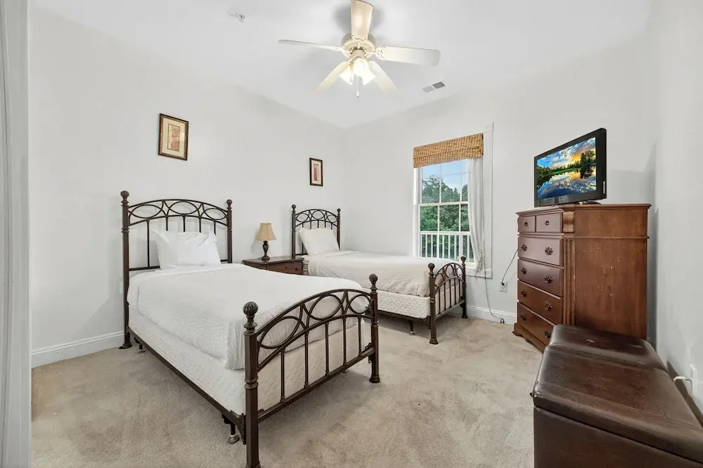 Magnolia Pointe Luster Leaf 4833-302