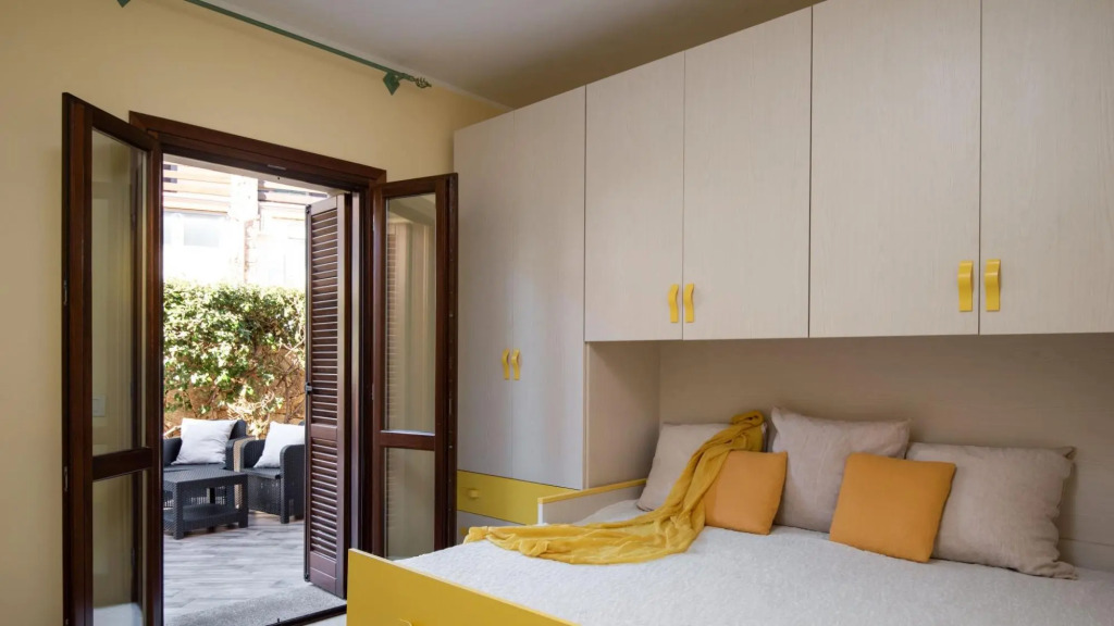 It is located on the ground floor and consists of a living area with kitchenette equipped with oven-PERLACEA 5