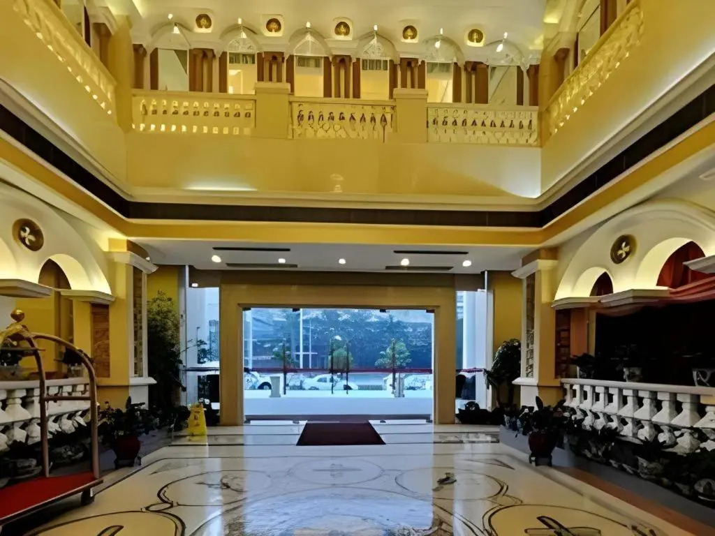 Vienna Hotel Shenzhen Pinghu Center Metro Station