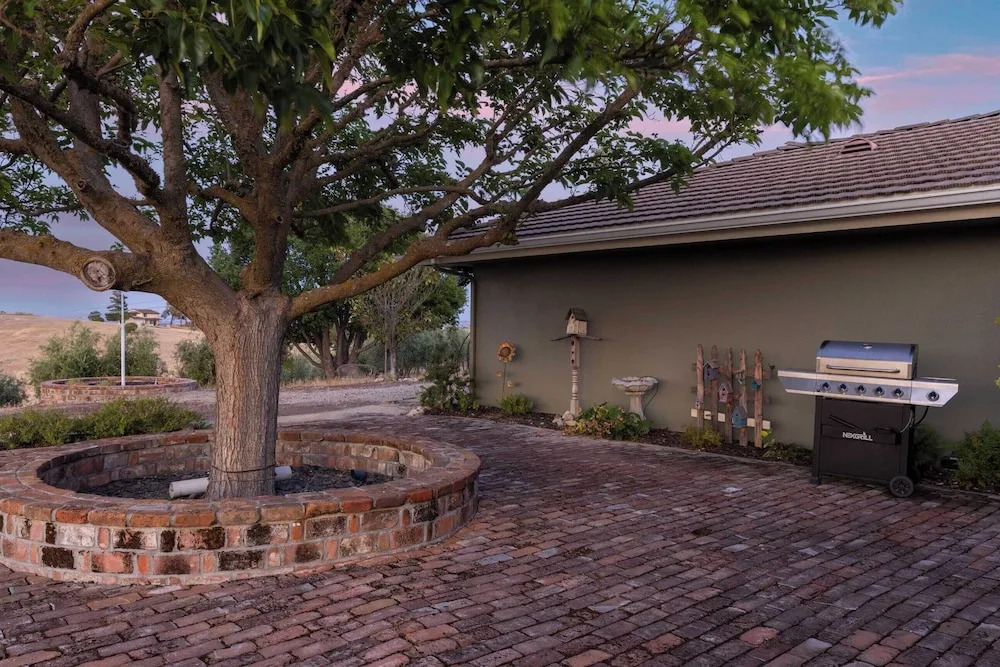 4.5 Acre Secluded Ranch w/ Panoramic Views Fire Pit Olive Ranch by Avantstay
