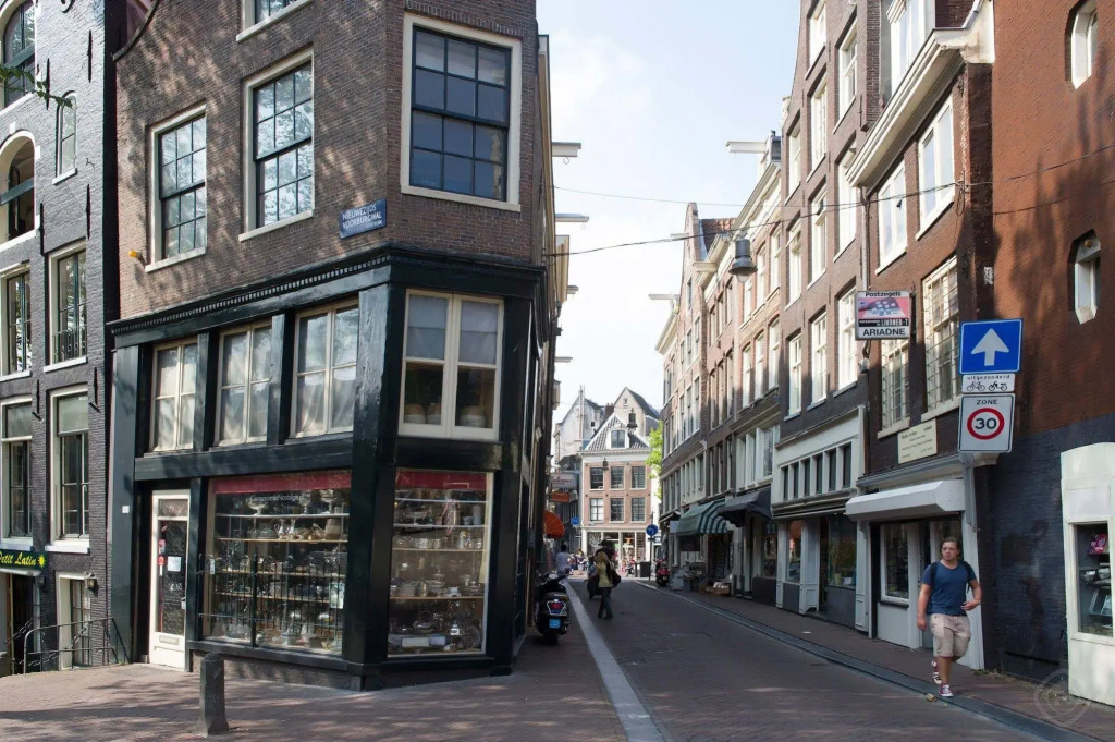 Nieuwezijds Apartments