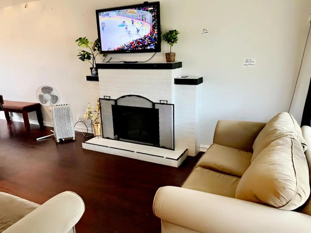 VINTAGE - 3 BED HOUSE - NORTH SURREY - PING-PONG AND POOL TABLE - TV CABLe
