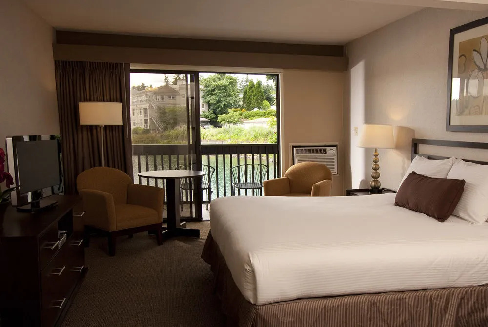 Lakeshore Inn