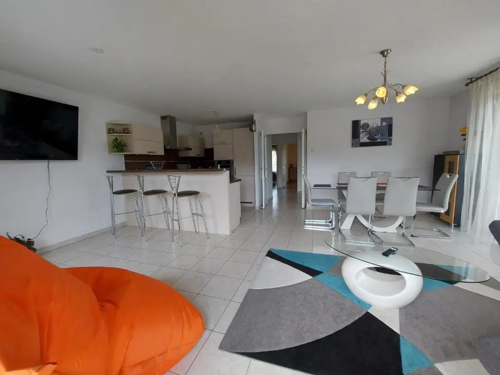 Au cœur de St Jorioz, spacieux appartement avec terrasse et vue montagne.