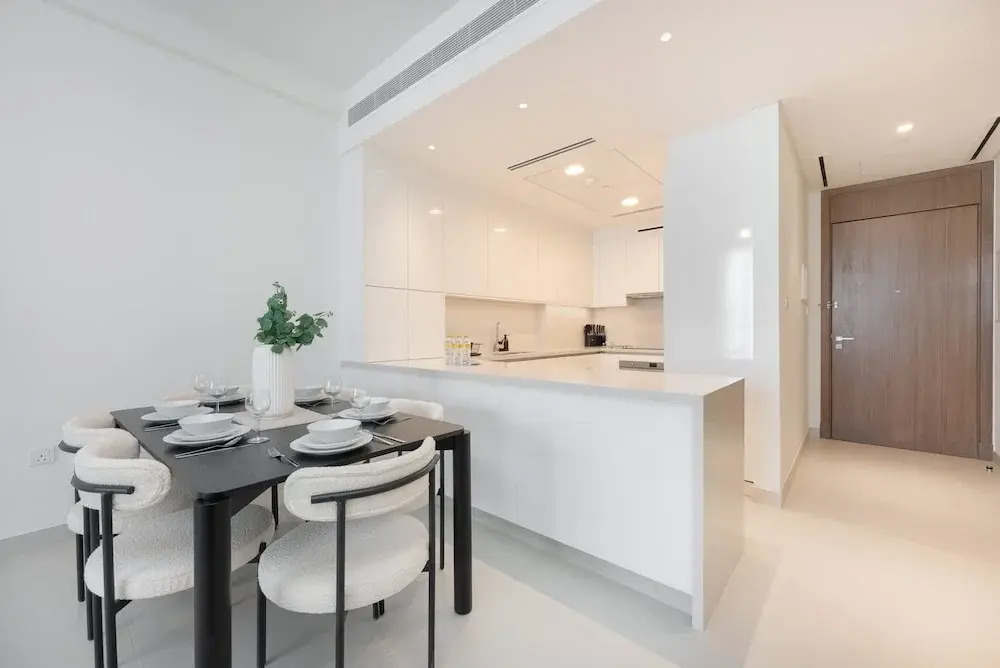 Elegant Relaxing 3-bedroom Apartment in Perfect Location at Canal Front 6