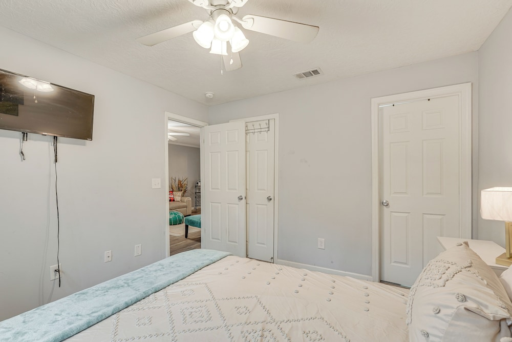 7 Mi to Downtown Fun! Spacious Augusta Condo