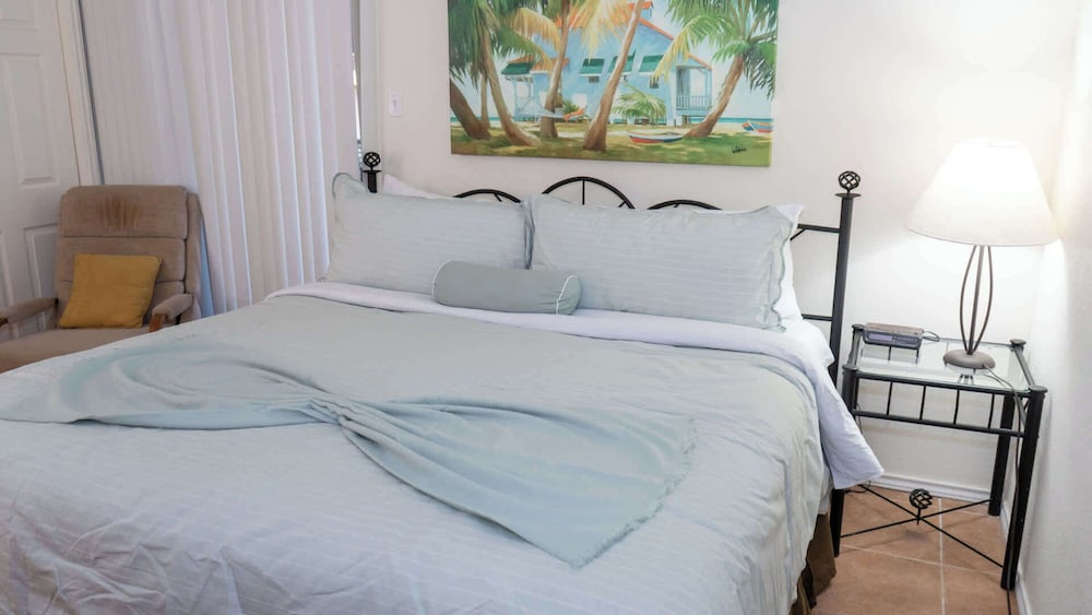 Renovated 1st Floor Beach 250ft Pool