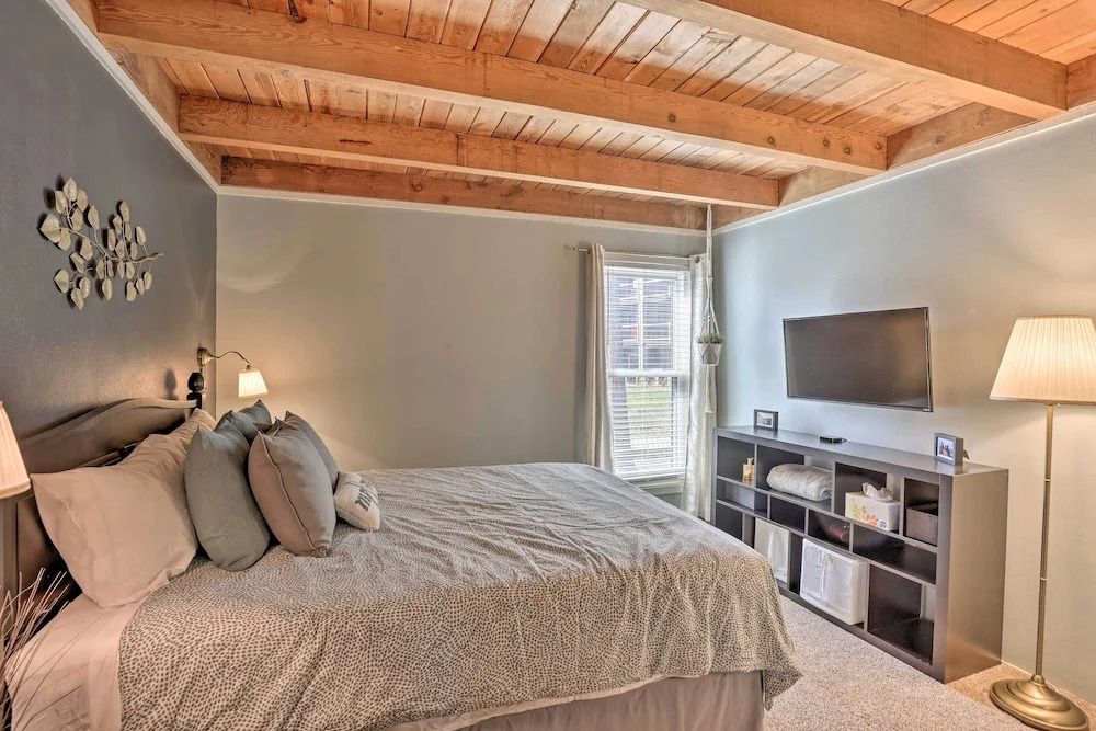Ski Shuttle & Pool: Modern Silverthorne Condo!