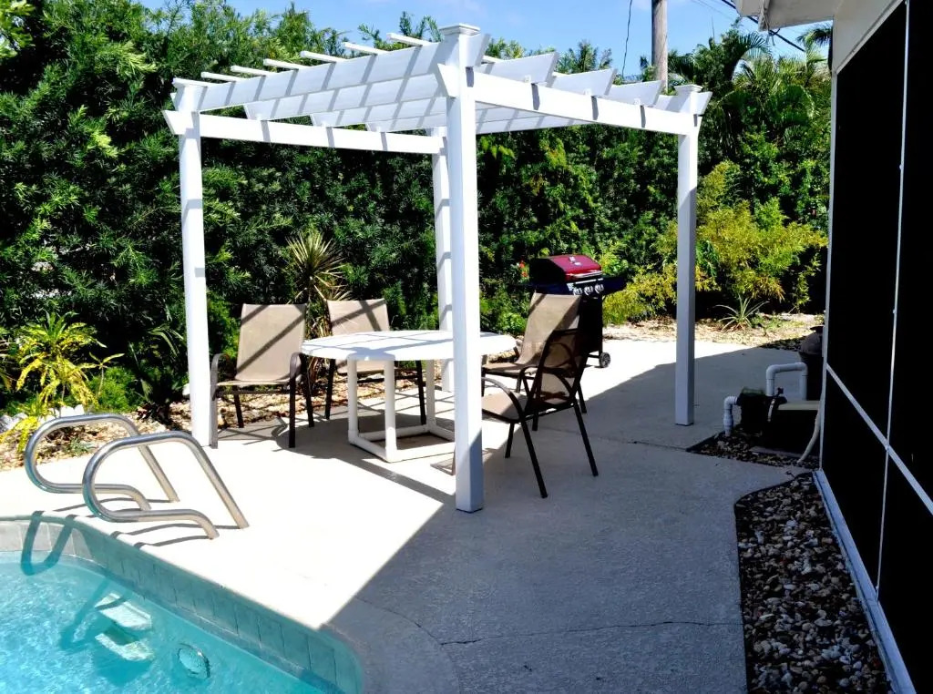 Lovely 3-bd, walk to bars, 9 min drive from beach! Heated pool.