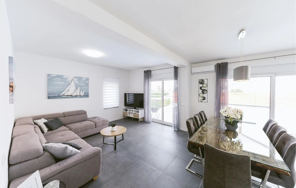 Cozy Home In Kastel Kambelovac