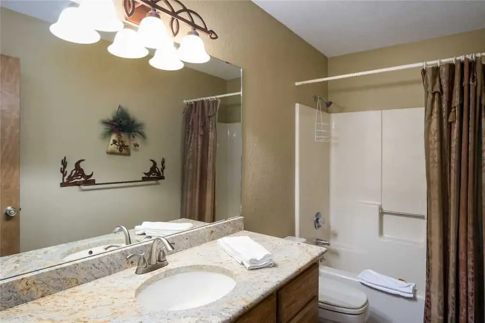 White Mountain Escape - Three Bedroom Cabin with Hot Tub