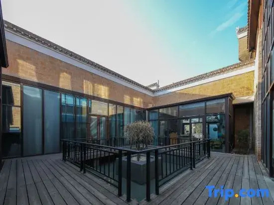 Fireworks Homestay (Yichun Wanzhai Ancient City Scenic Area Store)