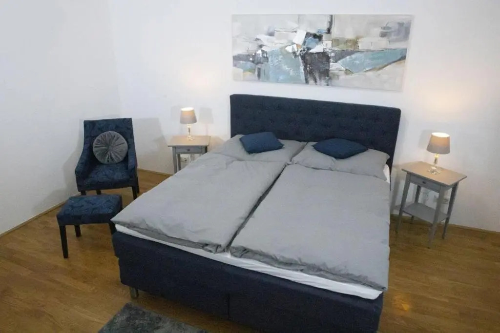 Next to City Center and Central Station, Apt. 10