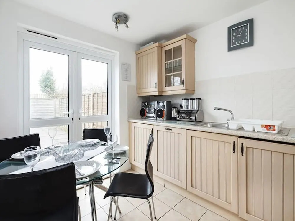 My-Places Large 4 Bed Town House (14A)