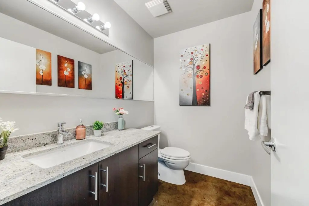 Upscale 2BR Condo - King Bed - Stunning City Views