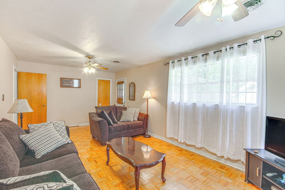 Inviting Vicksburg Home w/ Patio + Charcoal Grill!