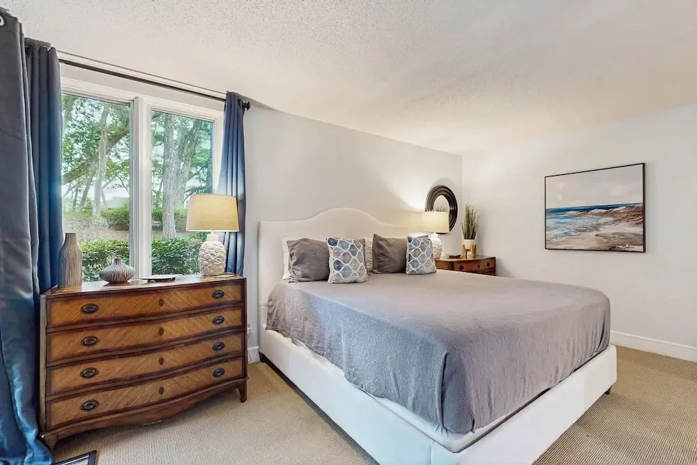 Ground Floor Condo With Private Patio, Full Kitchen, Beach Access and Pool