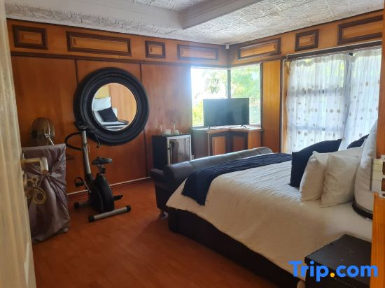 Luxurious 9-Bedroom House Rental with Private Entrances