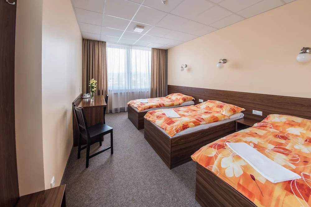City Hotel B&B, reception 24 7, 800m od-from R1, free parking