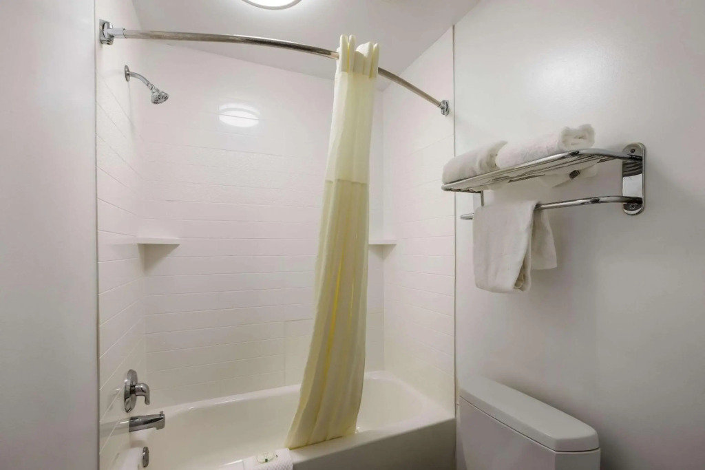 Quality Inn & Suites Greensboro near Lake Oconee