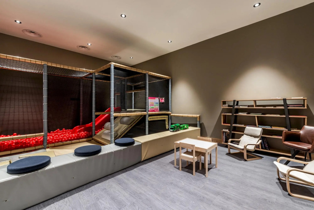 SORBUS - Contemporary Apartment in Luxury Residence