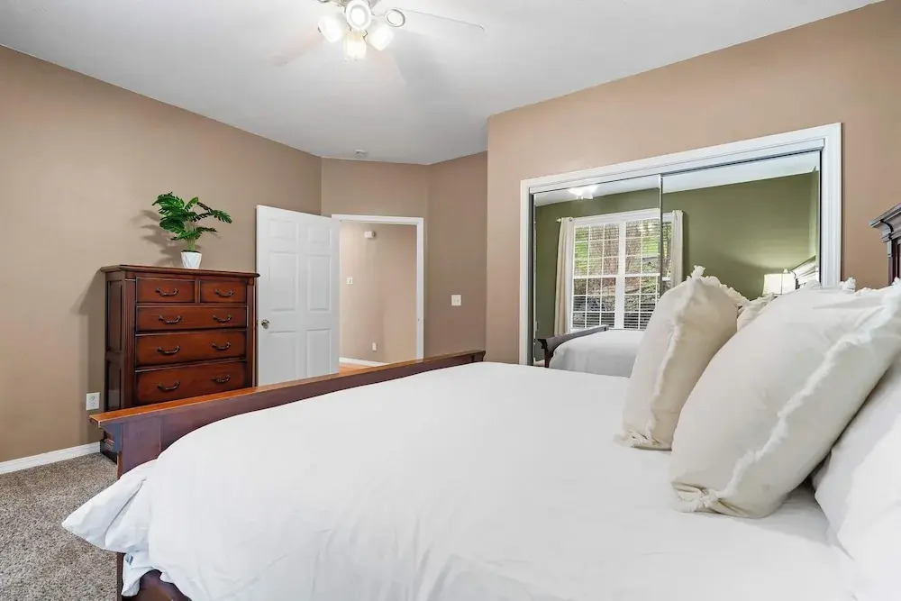 The Greenview Manor - Lake Views