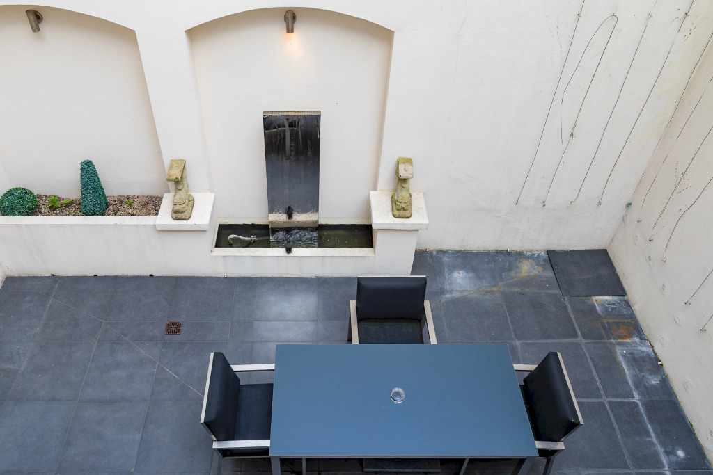 3-bed 3-bath with a private patio in Belgravia