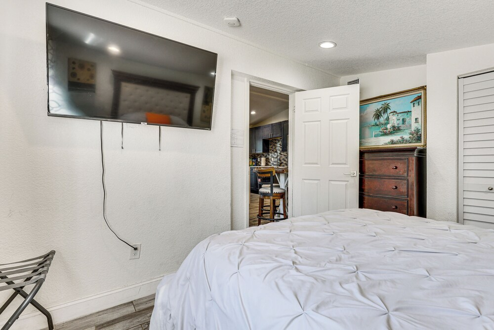 3 Mi to Las Olas Blvd: Tropical Getaway w/ Patio!