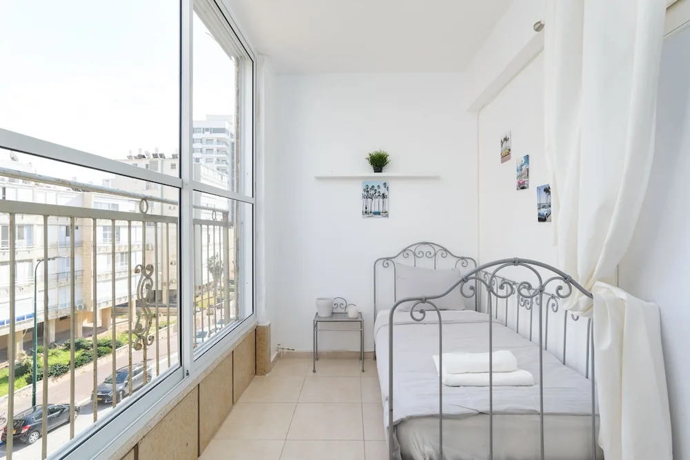 Bright and Fresh Family Home near Beach