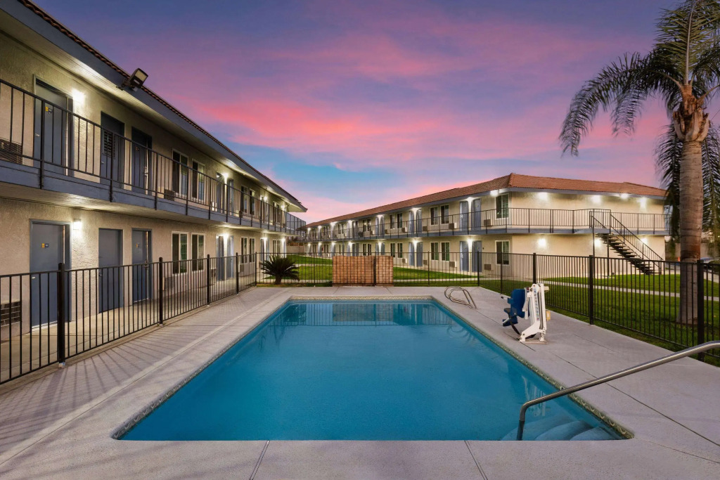 Days-Inn by Wyndham Bakersfield