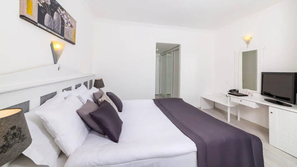 Aryes Deluxe Hotel