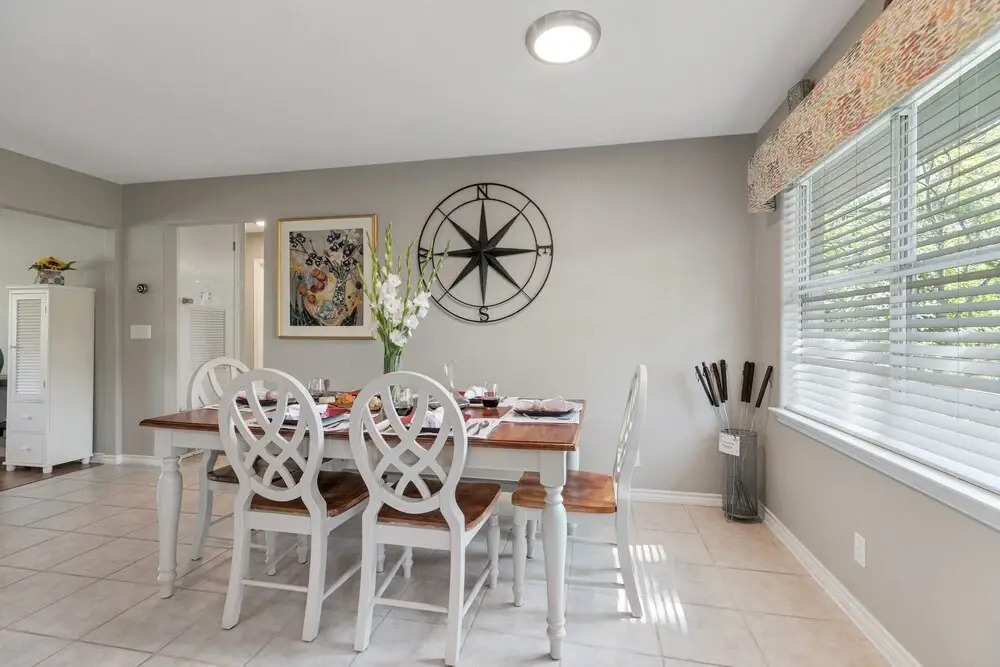 Stylish Home Lrg Yard W/games Grill Hot Tub