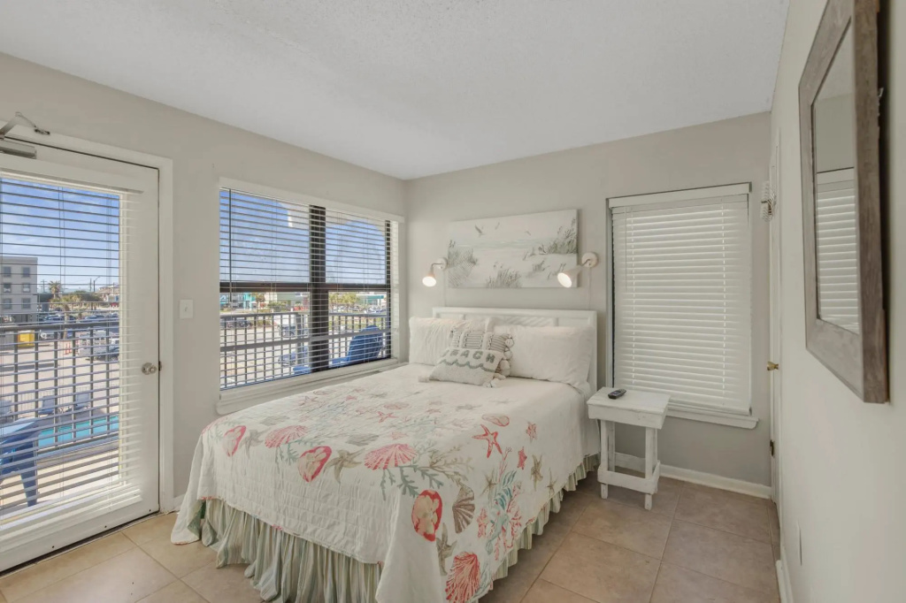 Amazing condo on the whites sands of Gulf Shores with outdoor pool