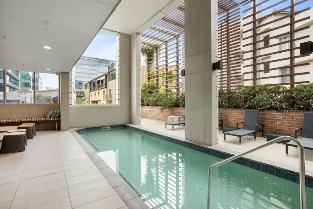 Contemporary 1-bed With Pool Near Brisbane River