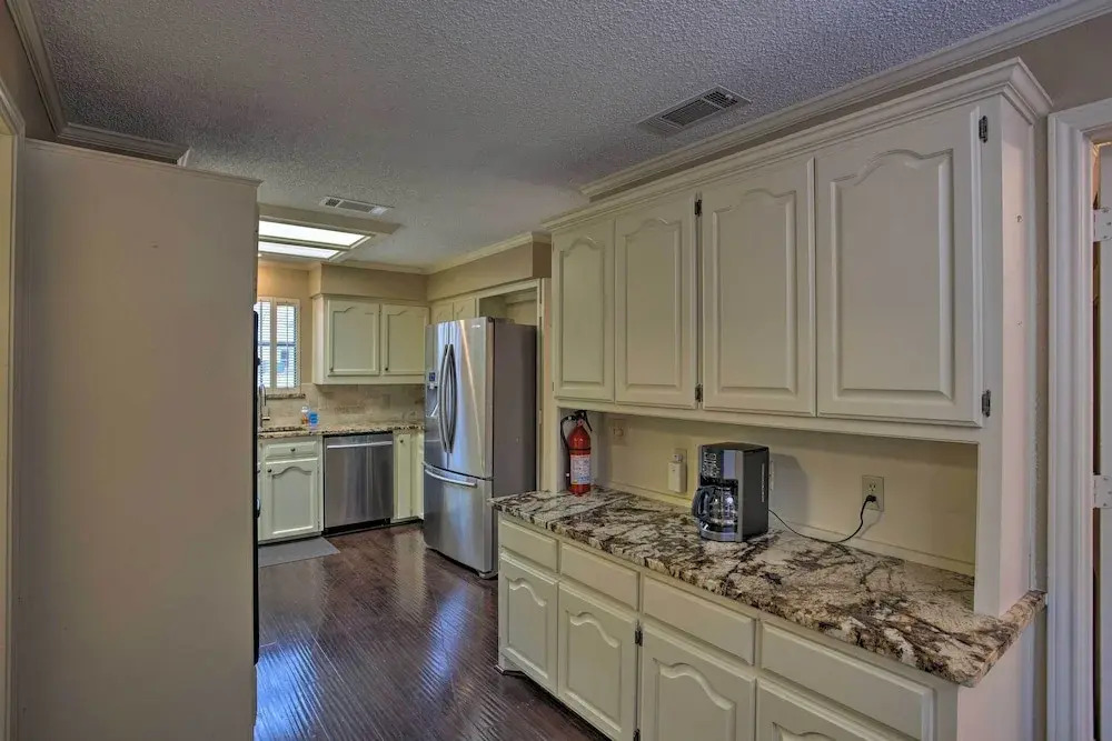 Unwind Fireside & Play Pool! Idyllic Mckinney Home